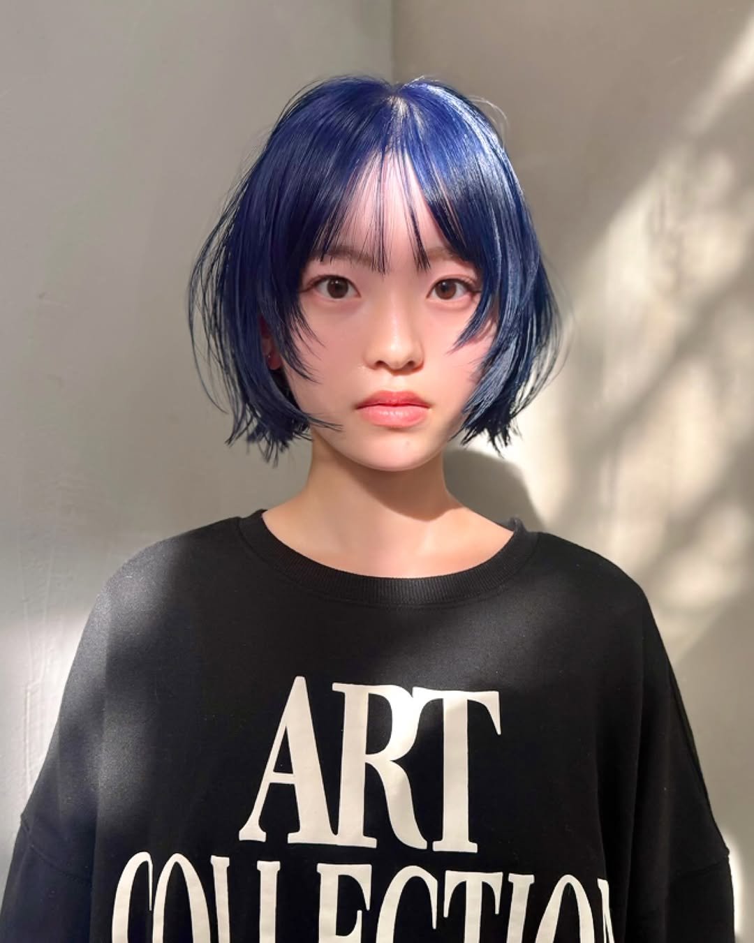 geeks_tomo 게시물 이미지: ビル工事の足場から漏れた光💡
.
黒髪ロングから初ブリーチで赤髪切りっぱなしボブ希望だったのに...