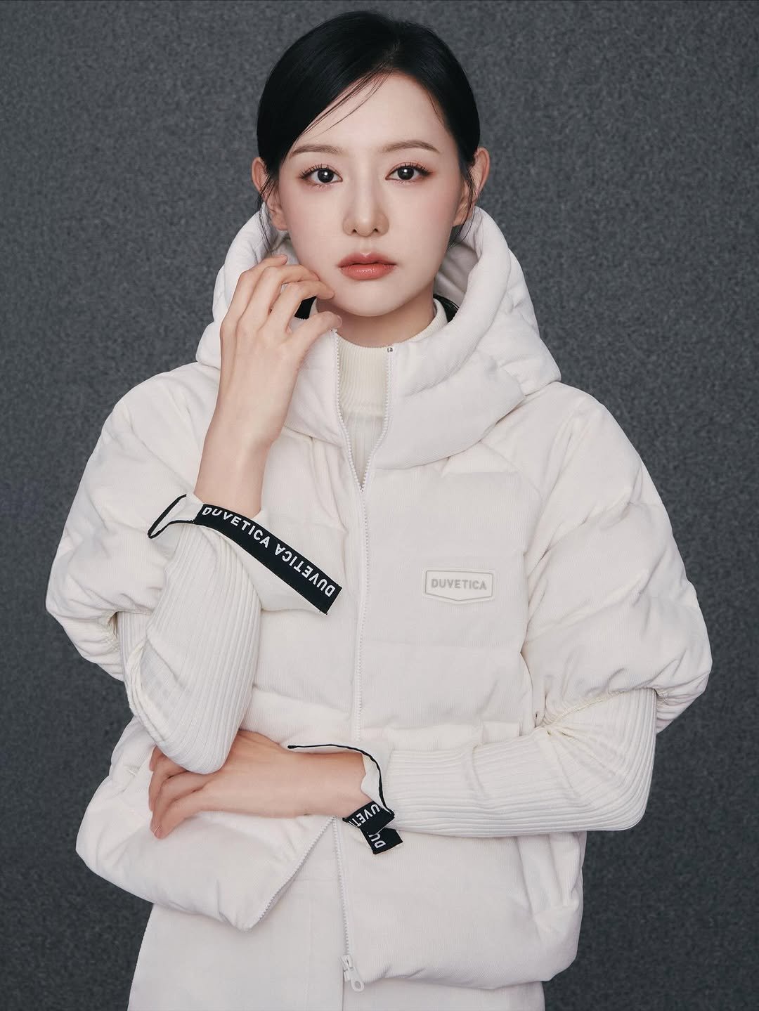 Photo shared by 김지원 on October 21, 2025 tagging @duveticakorea. May be an image of duffle coat, goosedown coat, fur coat, raincoat, parka, flight jacket and text.