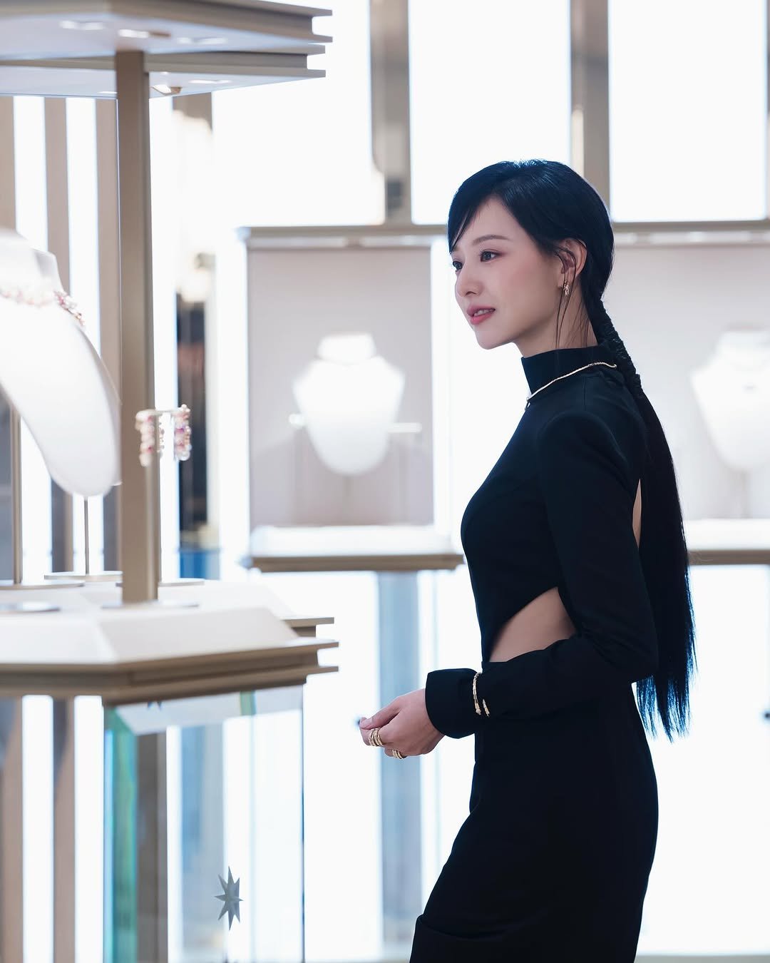 Photo shared by 김지원 on March 20, 2025 tagging @bvlgari.