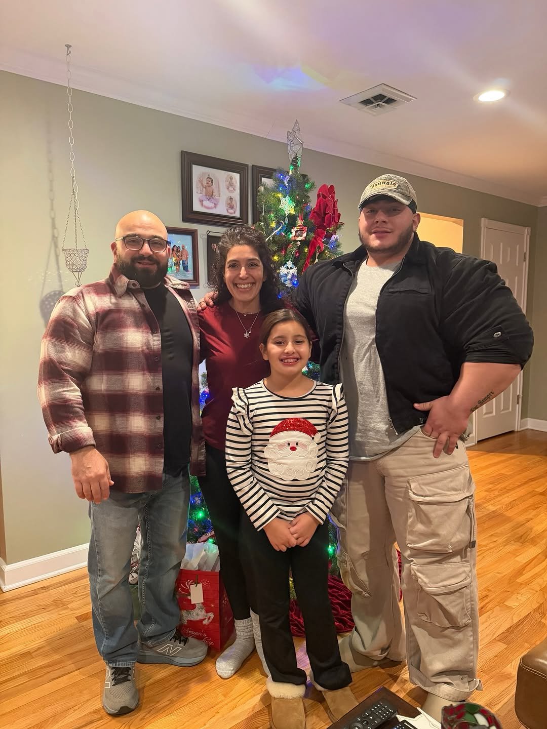 Photo by 𝐆𝐄𝐍𝐓𝐈𝐋𝐄 (𝐁𝐈𝐆𝐆𝐄𝐒𝐓 𝐍𝐀𝐓𝐓𝐘 𝟏𝟖𝐘𝐎) on December 27, 2025. May be an image of standing, christmas tree and text.