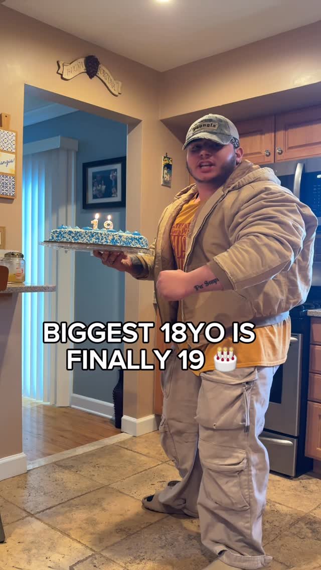 gentilelifts 게시물 이미지: BIGGEST 19YO NATURAL 🎂

@calai.app |...