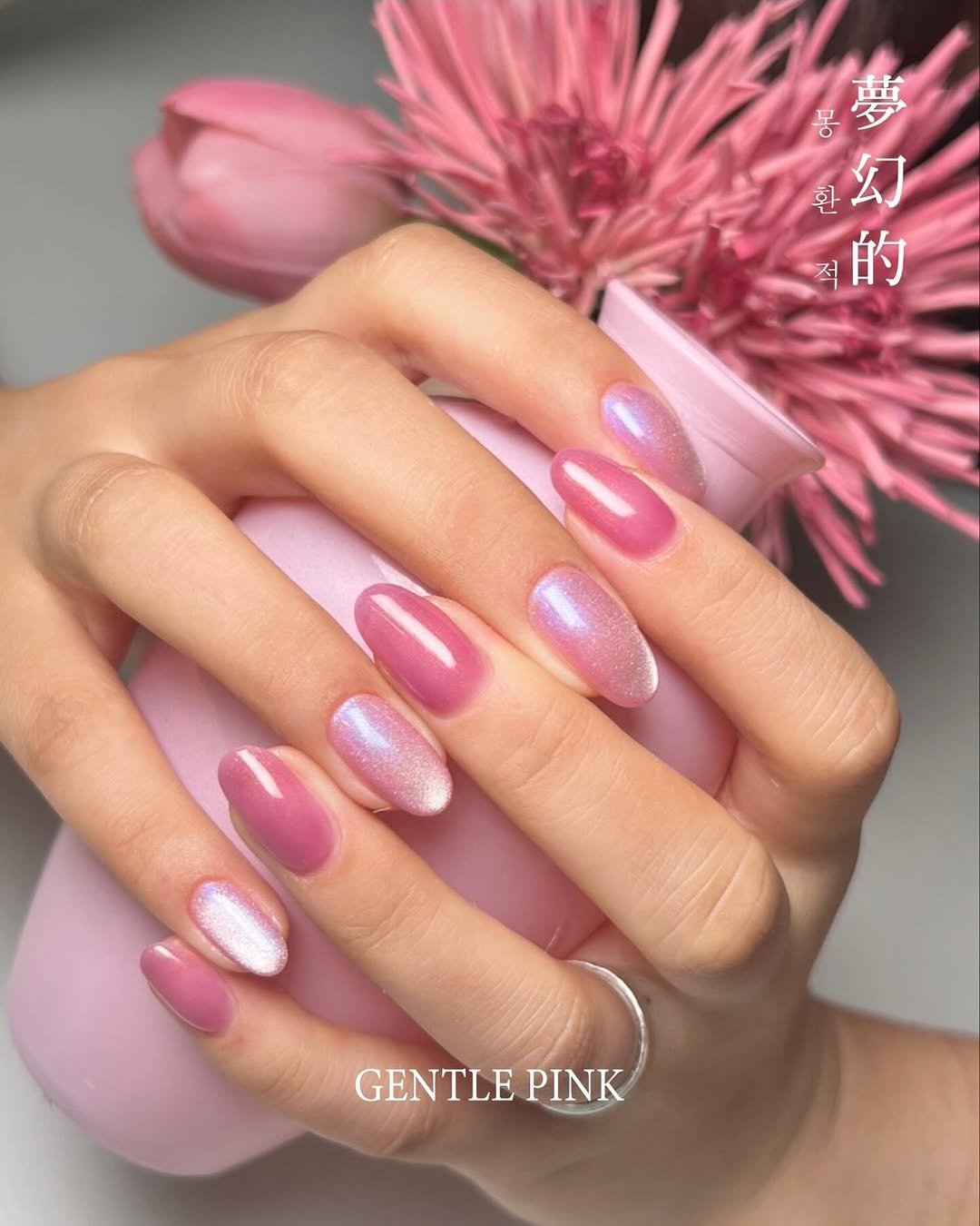 Photo by GENTLEPINK 젠틀핑크 공식 인스타그램 on September 15, 2025. May be an image of text that says '暑多 몽 夢 幻 的 GENTLEPINK GENTLE PINK'.