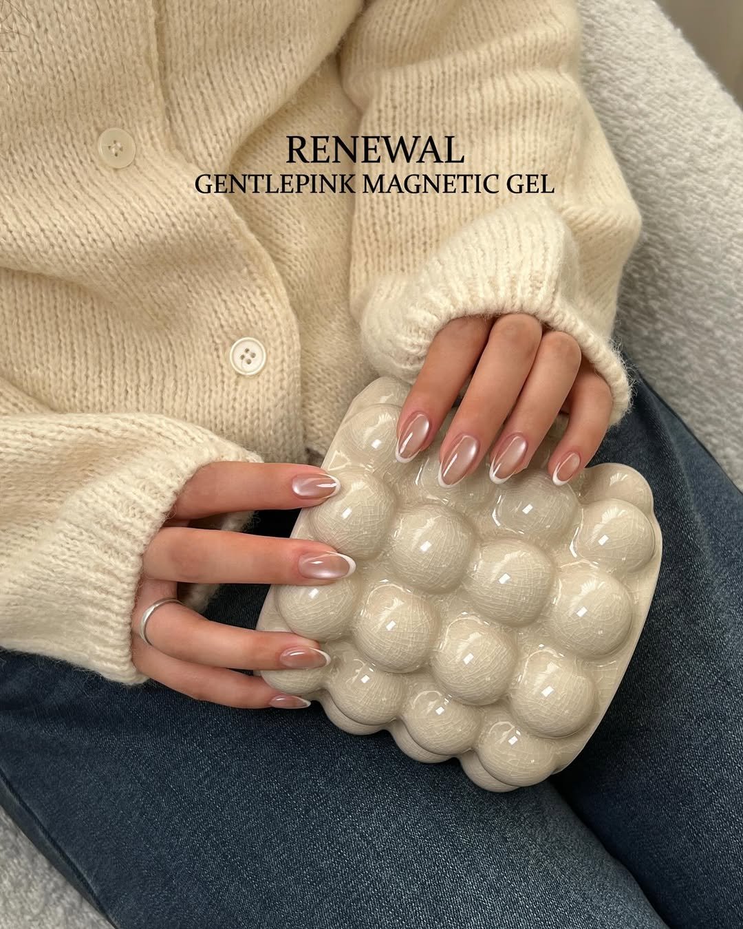 Photo by GENTLEPINK 젠틀핑크 공식 인스타그램 on January 28, 2026. May be an image of one or more people, fingernails, purse, pouch and text that says 'REN RENEWAL EWAL GENTLEPINKMAGNETIC GENTLEPINK MAGNETIC GEL ០០០'.
