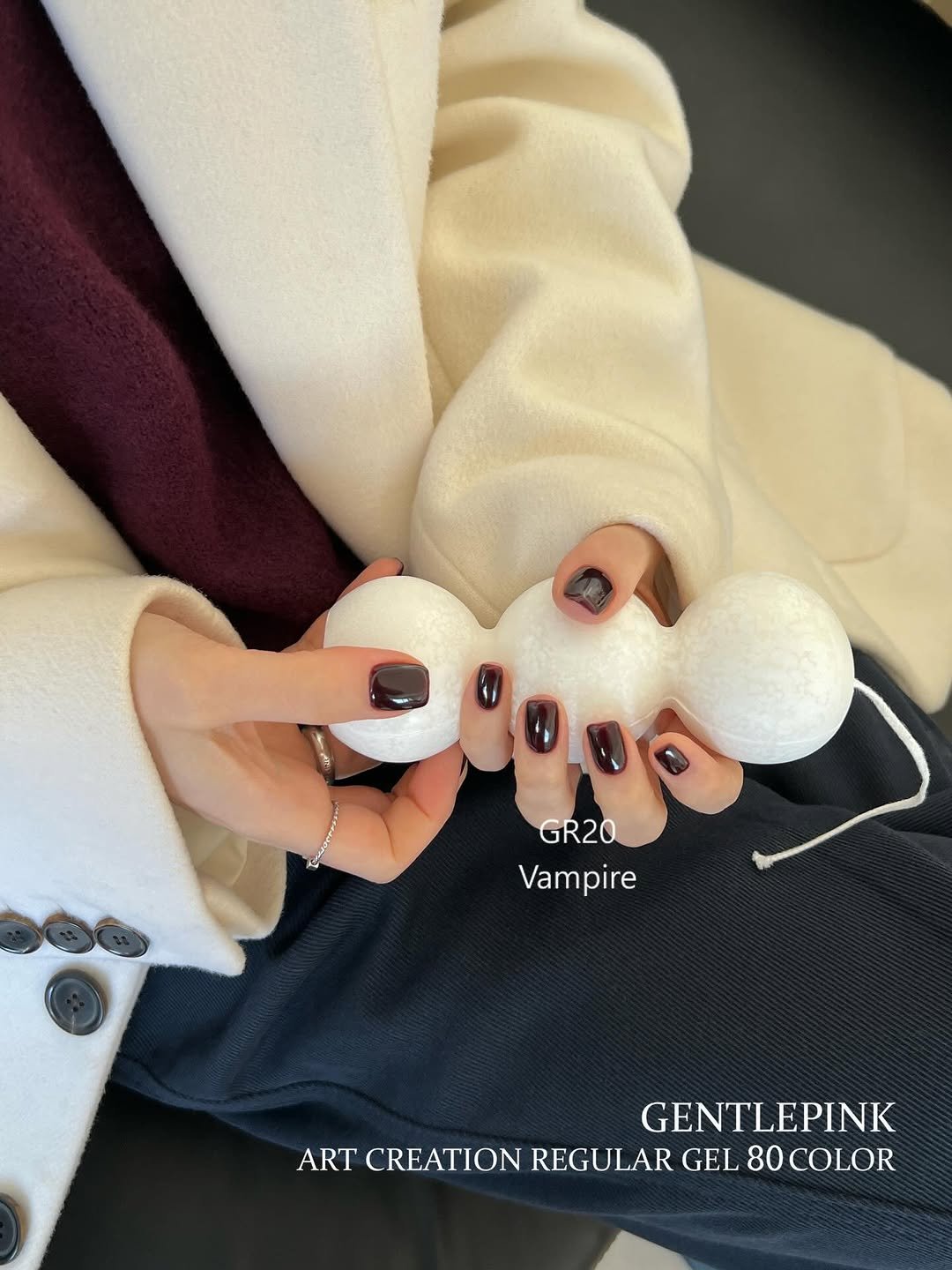 Photo by GENTLEPINK 젠틀핑크 공식 인스타그램 on December 25, 2025. May be an image of one or more people, fingernails, duffle coat and text that says 'GR20 Vampire GENTLEPINK ART CREATION REGULAR GEL ARTCREATIONREGULARGEL8OCOLOR 80 OCOLOR'.