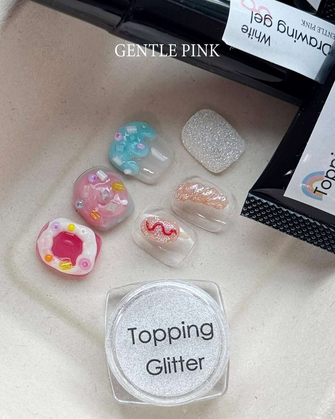 Photo by GENTLEPINK 젠틀핑크 공식 인스타그램 on August 13, 2025. May be an image of one or more people, fingernails and text that says 'GENTLE GENTLEPINK PINK 3w4m 014M GInOIO PIIK BUIMIDIO TULLE opr Topping Glitter'.