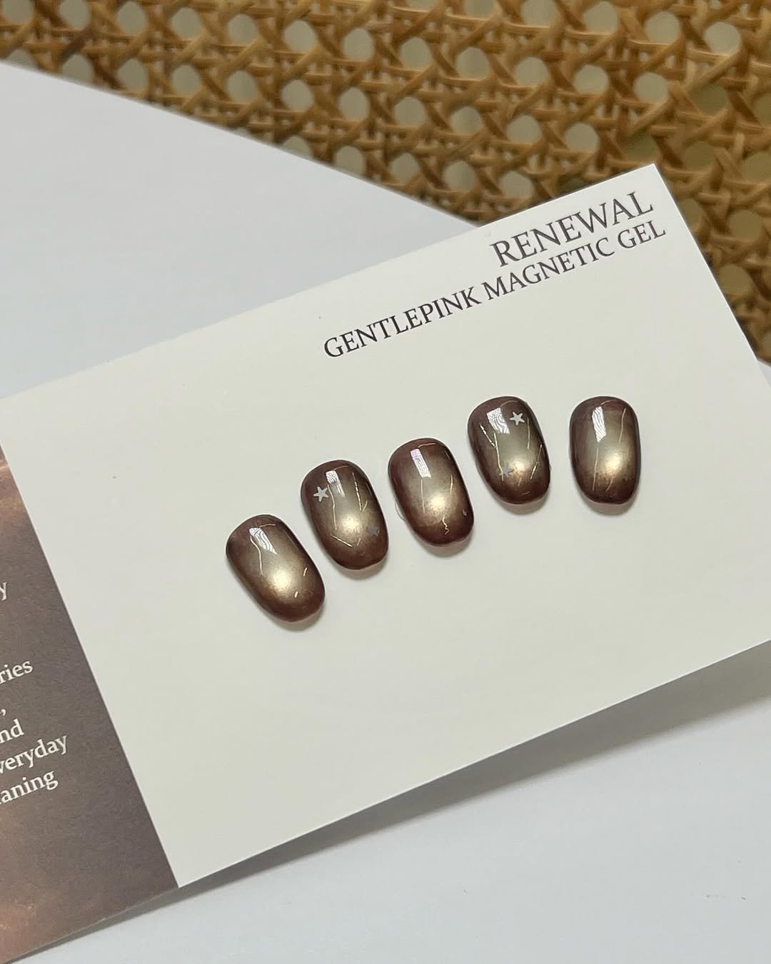 Photo by GENTLEPINK 젠틀핑크 공식 인스타그램 on January 29, 2026. May be an image of one or more people, fingernails and text that says 'MAGNETIC RENEWAL RENEWAL GEL GENTLEPINK မမမ00 ies nd reryday aning'.