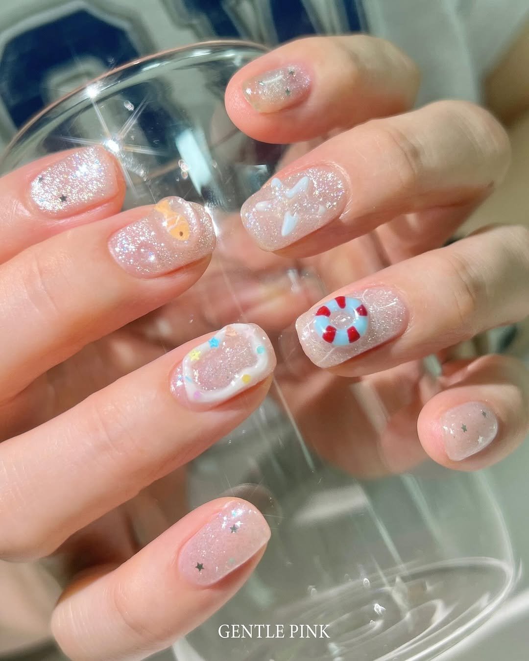 Photo by GENTLEPINK 젠틀핑크 공식 인스타그램 on August 04, 2025. May be an image of one or more people, fingernails and text that says 'GENTLE PINK'.
