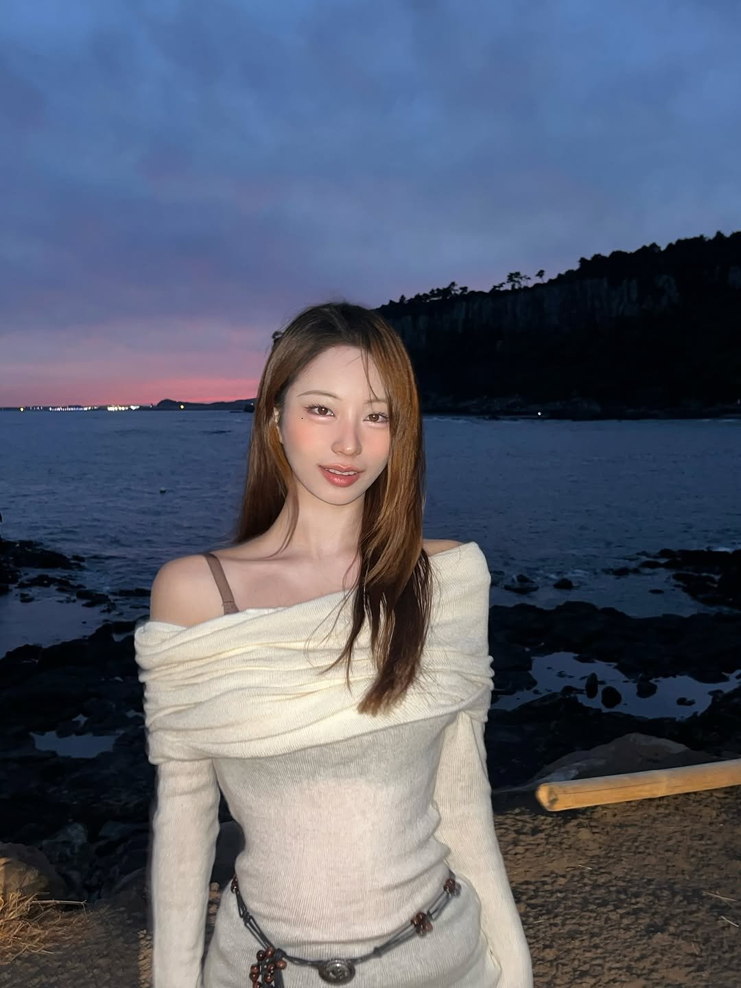 Photo by 은진 on November 14, 2025. May be an image of one or more people, hair, makeup, outdoors and text.