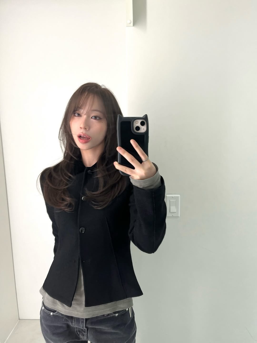 Photo shared by 은진 on November 17, 2025 tagging @leevo.ayoung. May be a selfie of one or more people, hair, top, parka, jacket, suit, blazer, coat and text.