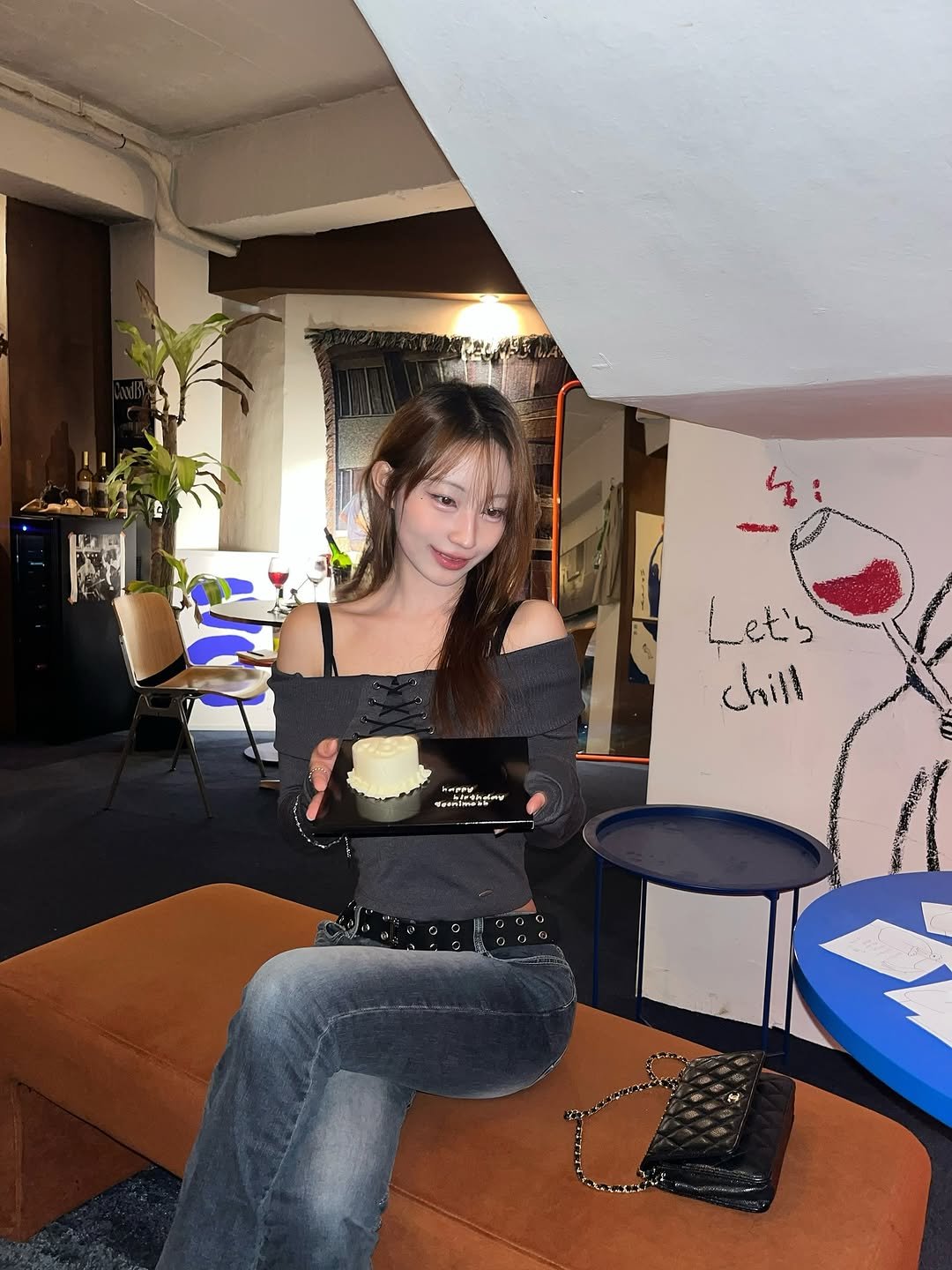 Photo by 은진 on October 19, 2025. May be an image of cornflower and text.