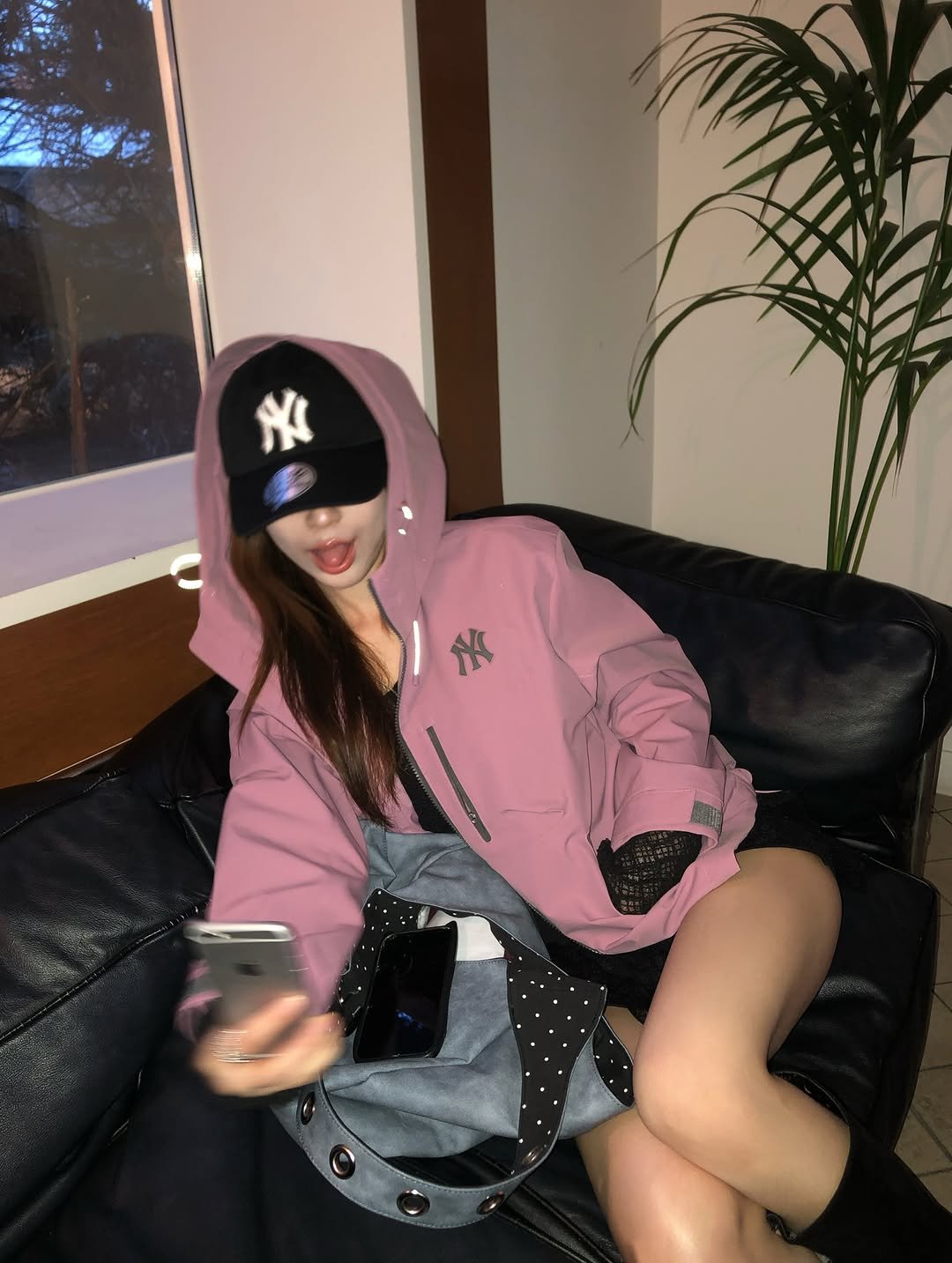 Photo shared by 은진 on February 06, 2026 tagging @mlbkorea, and @mlbcrew_kr. May be an image of hat, duffle coat, sweatshirt, raincoat, parka, flight jacket and text.