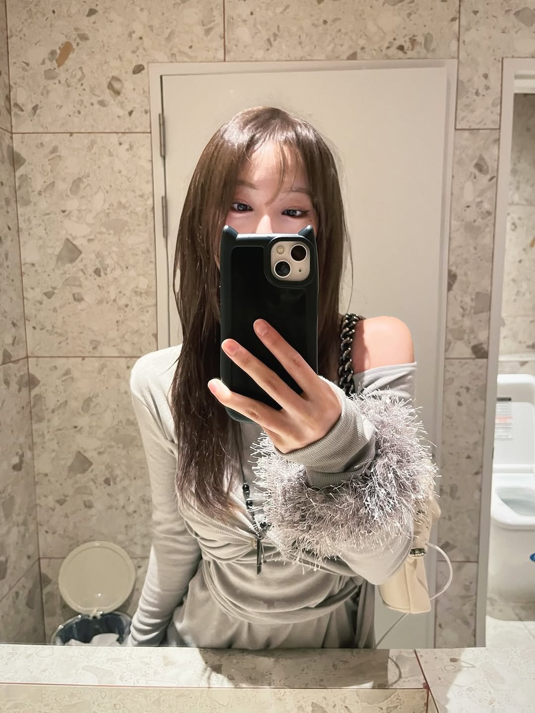 Photo by 은진 on December 04, 2025. May be a selfie of one or more people, hair, phone, mirror and text.