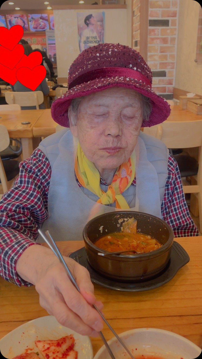 geoulnagi 게시물 이미지: 할무니 먹방!
랜손 분들, 저녁 맛있게 드세요 ;)