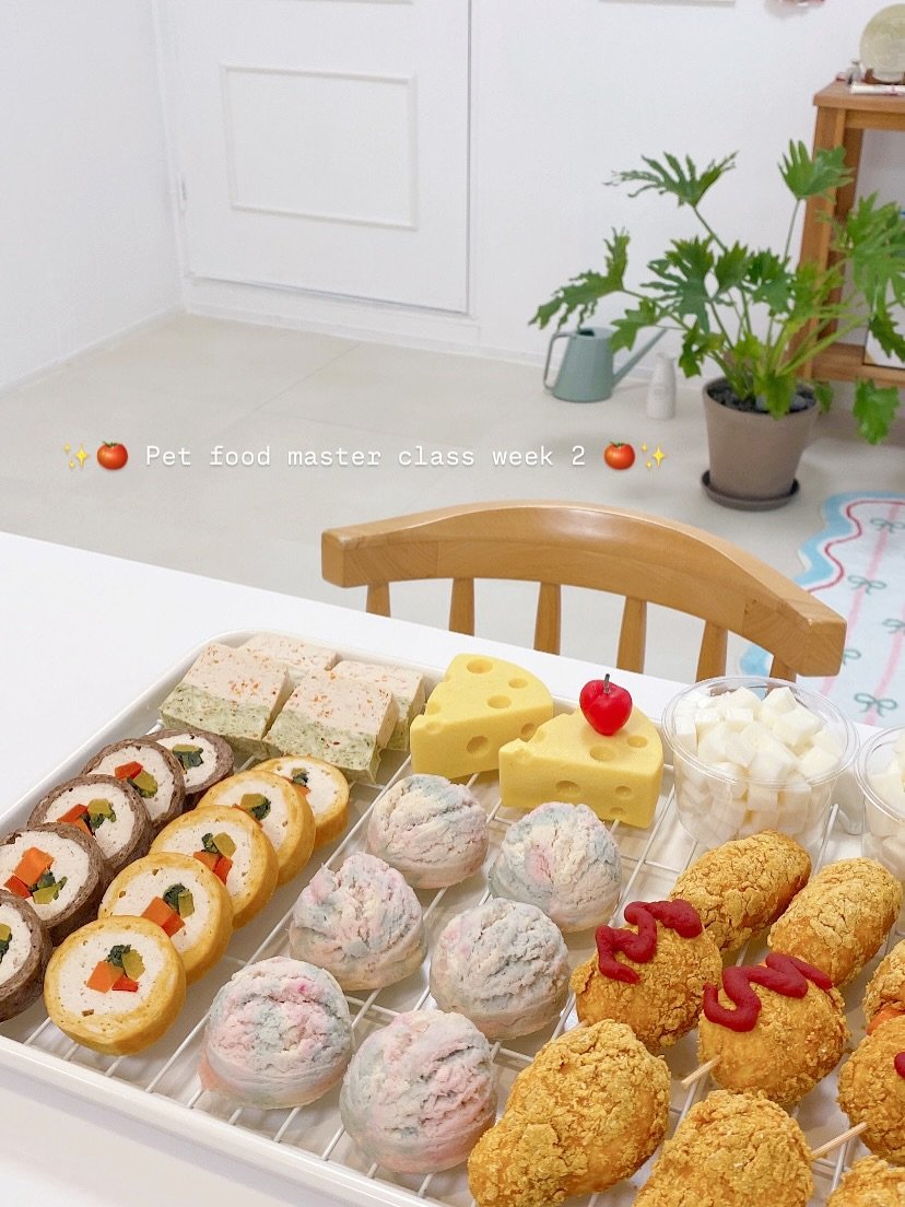 Photo shared by 금동네 사랑방 │ 펫푸드 전문가 금동쌤👩🏻‍🍳 │ 잠실 강아지 수제간식 공방 │ 𝐒𝐢𝐧𝐜𝐞 𝟐𝟎𝟐𝟏 on September 25, 2025 tagging @min_pf. May be an image of turnover, bread, eclair and text.