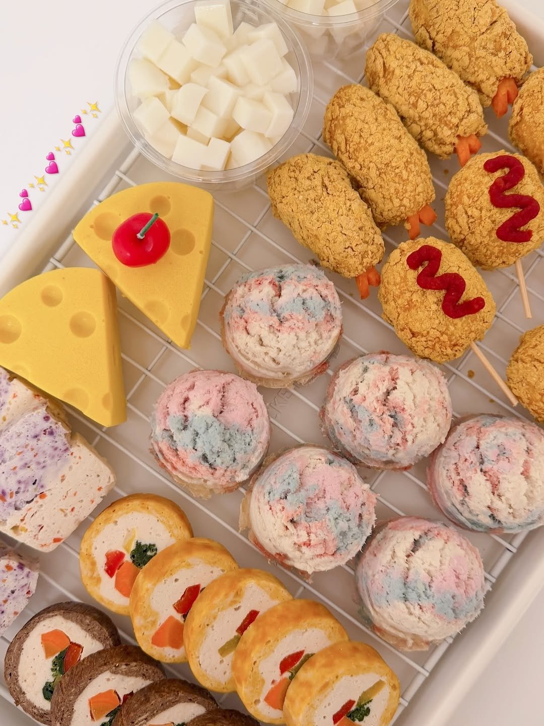 Photo shared by 금동네 사랑방 │ 펫푸드 전문가 금동쌤👩🏻‍🍳 │ 잠실 강아지 수제간식 공방 │ 𝐒𝐢𝐧𝐜𝐞 𝟐𝟎𝟐𝟏 on November 10, 2025 tagging @minimini_rice. May be an image of cake, coconut macaroon, baguette, cookie, eclair and text.