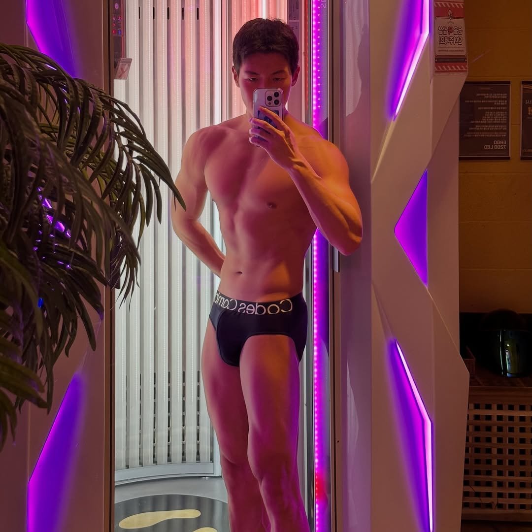 Photo by 깔짝이 in 신림동 with @changna_kr. May be an image of 1 person, sportswear and text.