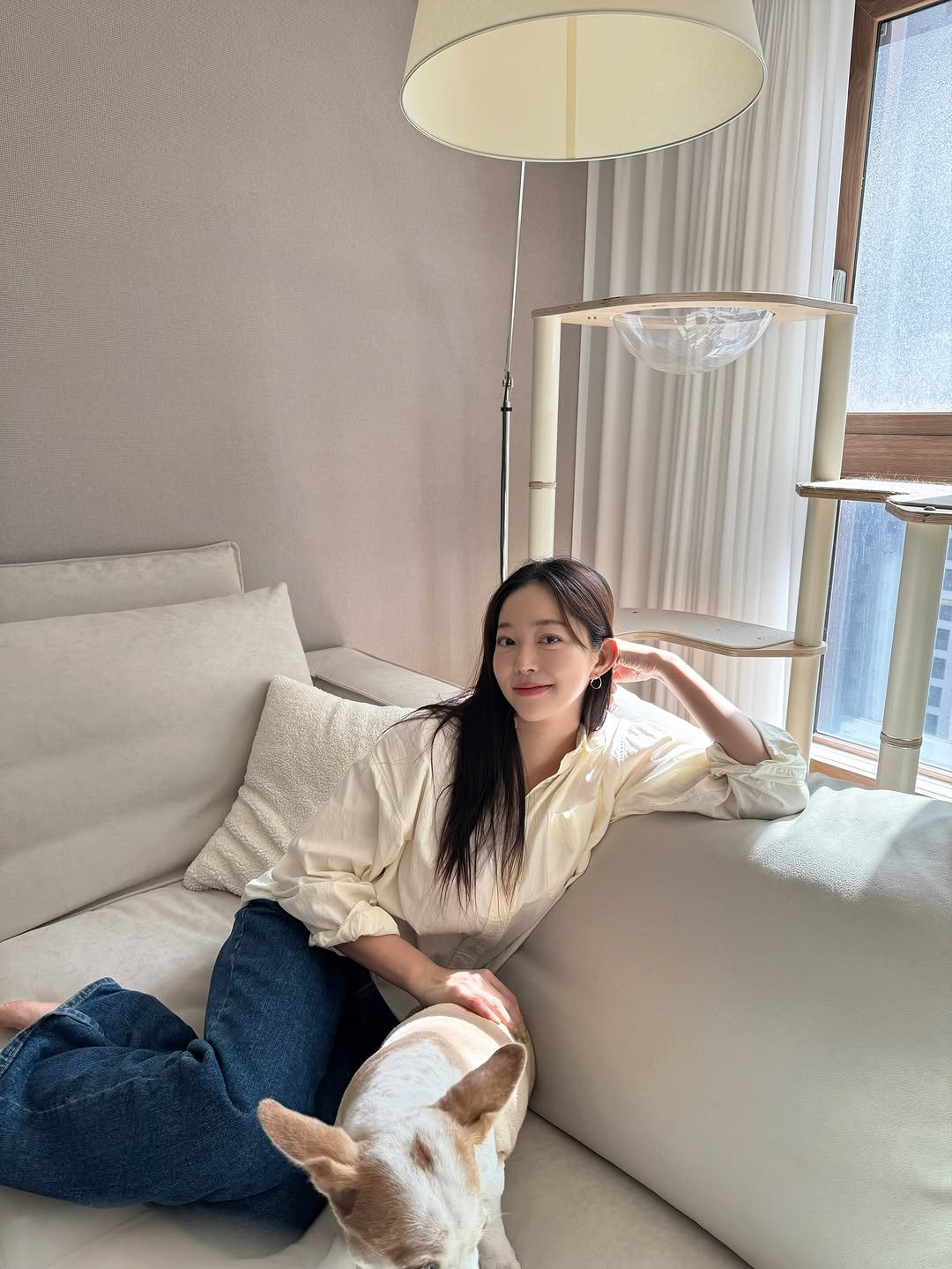 Photo by 김가은 on October 23, 2025. May be an image of bull terrier, sleepwear, bath robe, beanbag chair and text.