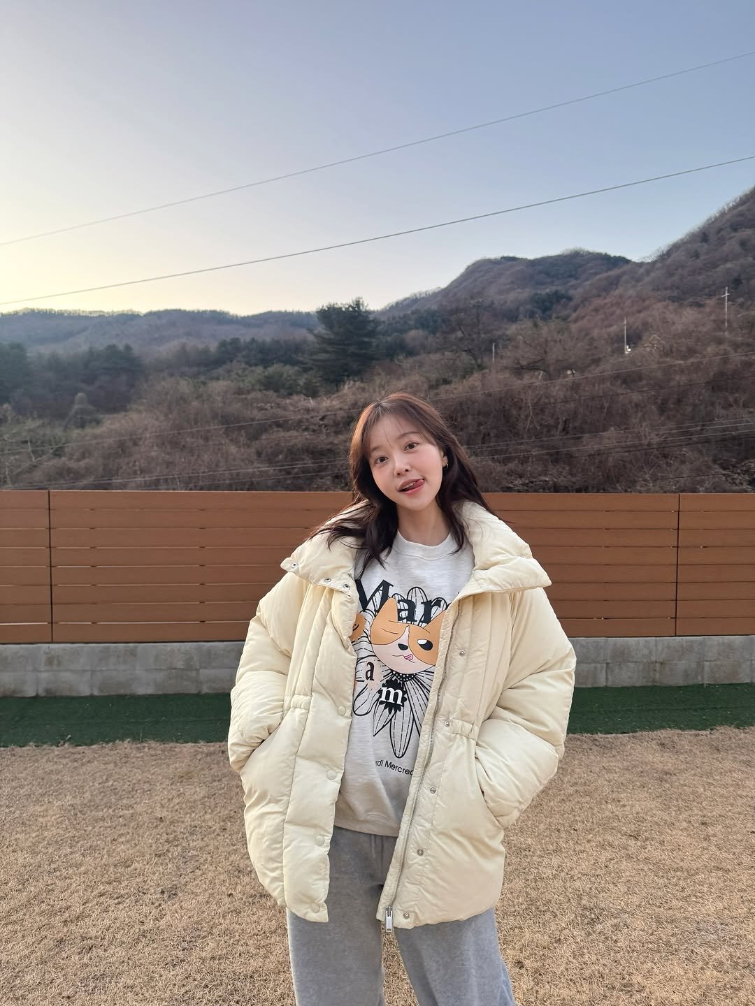 Photo by 김가은 on December 09, 2025. May be an image of duffle coat, goosedown coat, overcoat, jacket, parka, outdoors and text.