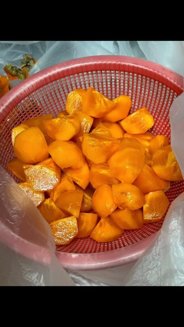 ggobulggobul_farm 게시물 이미지: #꼬불꼬불팜 
겨울살이 2차
감 말랭이  작업 중