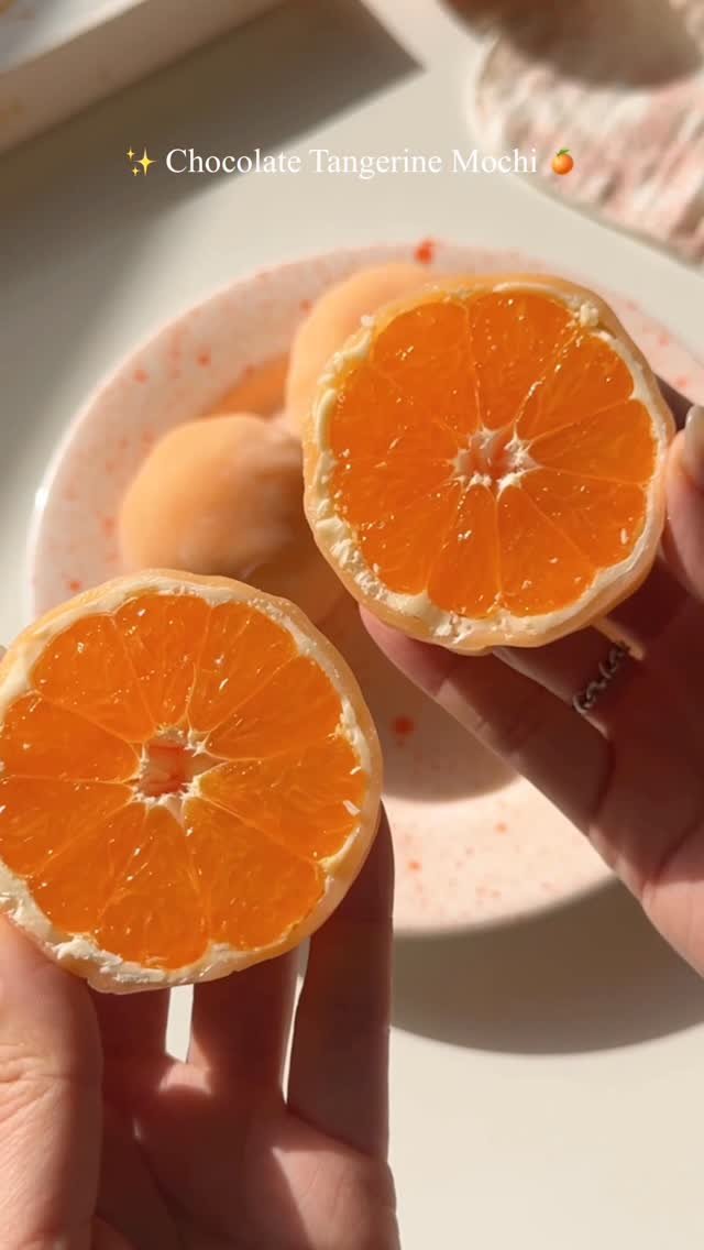 ggoni_kitchen 게시물 이미지: 얇고 쫀득한 찹쌀떡 안에
초코 코팅된 귤이 콰작🧡

한 입 베어 물면 귤즙...