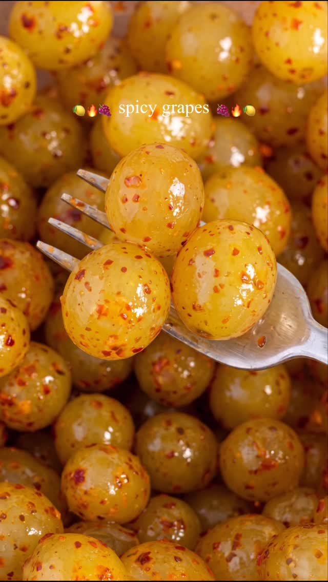 ggoni_kitchen 게시물 이미지: 한번 먹어보면 중독되는
사워스파이시 청포도🍇

엥?스럽지만 먹어보면 웃음이 절로...