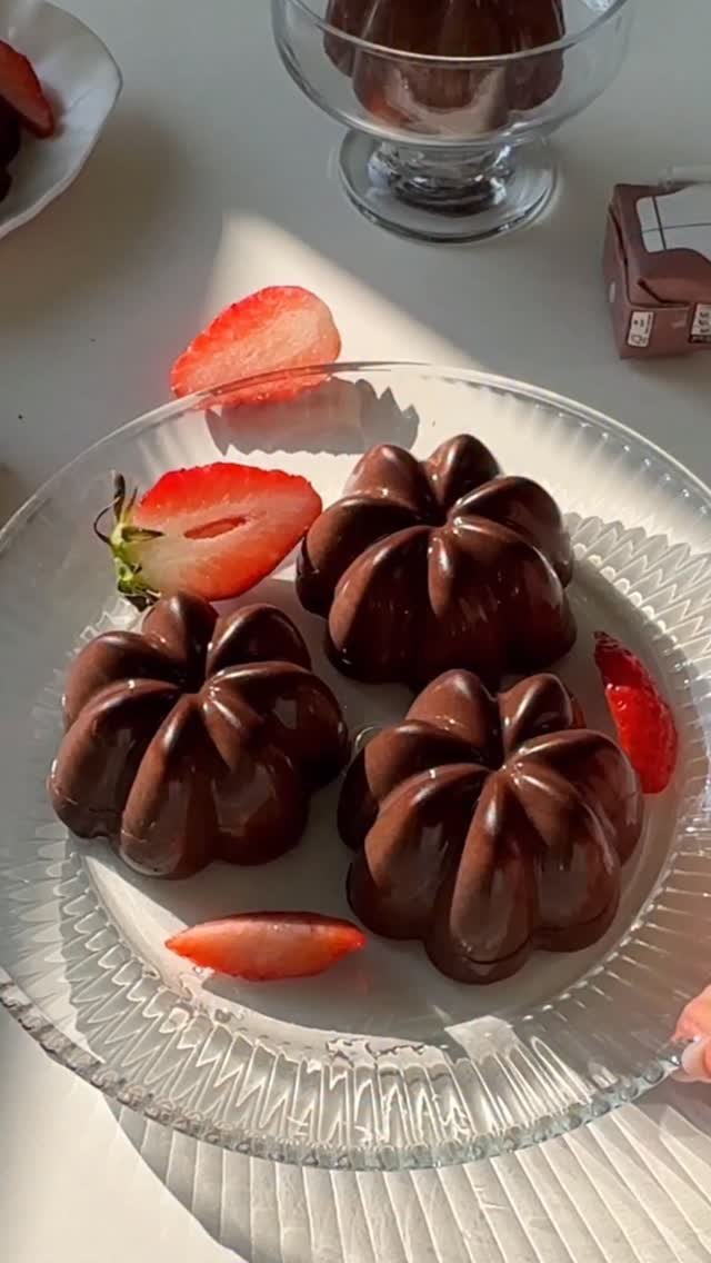 ggoni_kitchen 게시물 이미지: #광고 🍫 딱 4가지 재료로 만드는 연유 초콜릿 푸딩

반 갈라보면 연유가 주르륵…...