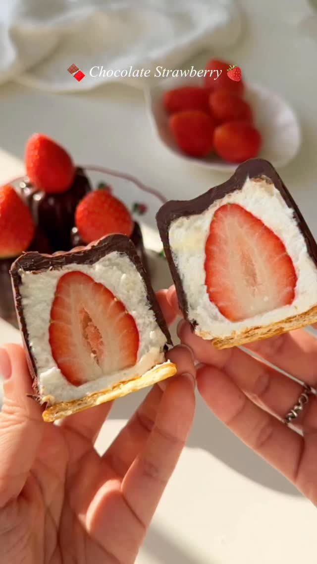 ggoni_kitchen 게시물 이미지: 겉은 초코빠작🍫속은 퐁신☁️🍓
4가지 재료, 초코 딸기 마시멜로우❤️
입에서 살살...