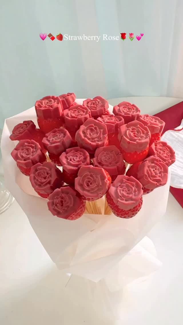 ggoni_kitchen 게시물 이미지: 발렌타인데이에 딱❤️
초간단 딸기 장미 초콜렛,,💕
달달한 초콜렛이랑 과즙 팡팡...