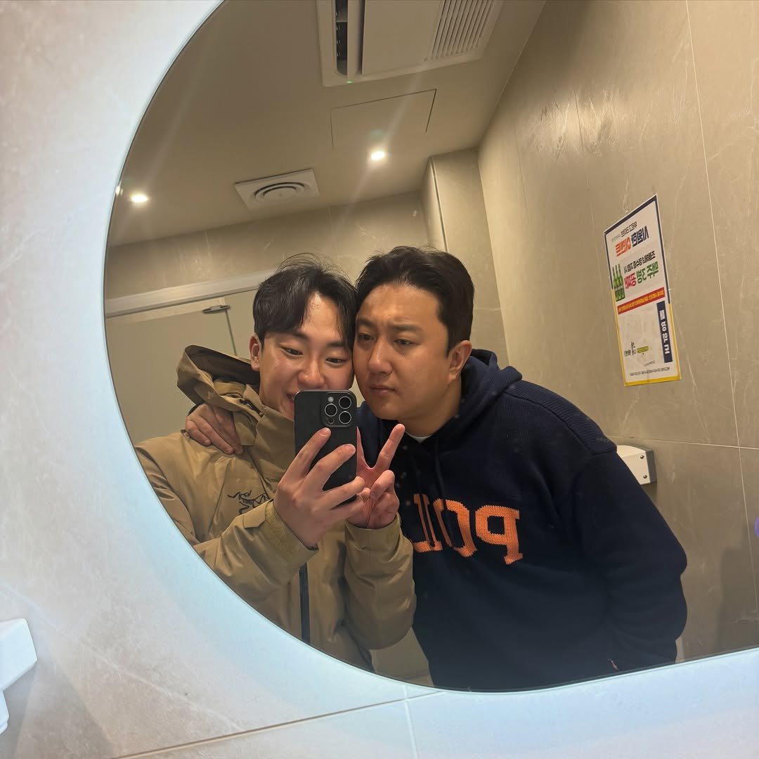 Photo by 군군이 on February 13, 2026. May be a selfie of one or more people, duffle coat, mirror, parka and text.