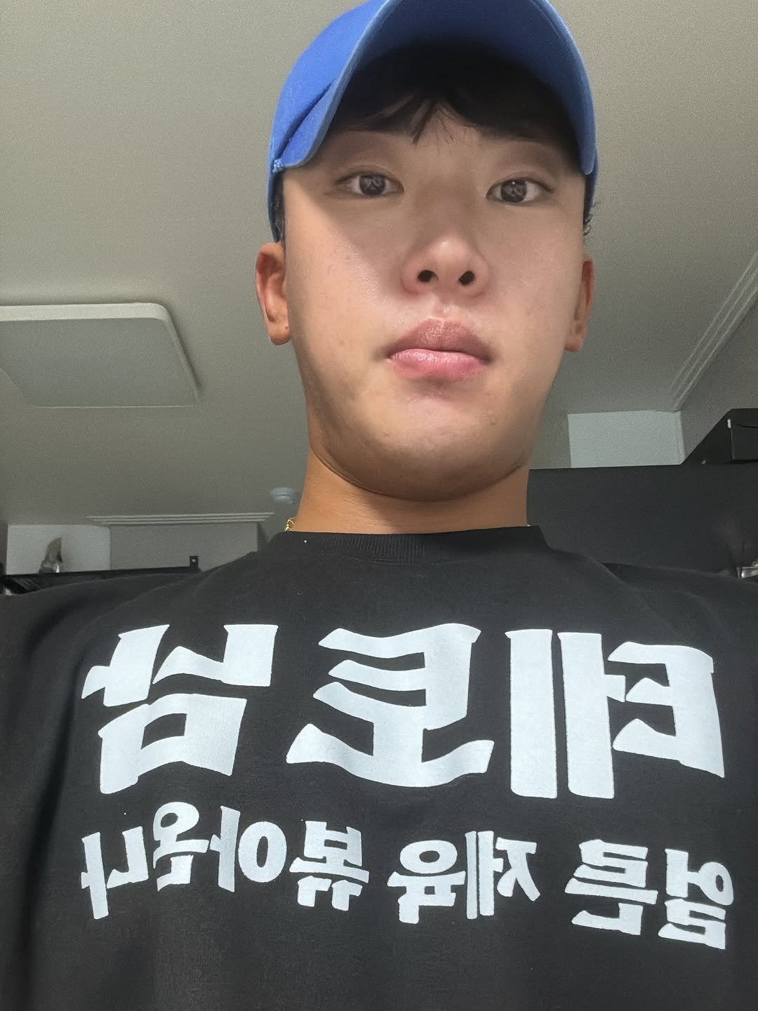 Photo shared by 군군이 on August 17, 2025 tagging @ggoon_ggoon_e. May be an image of 1 person, hat and text.