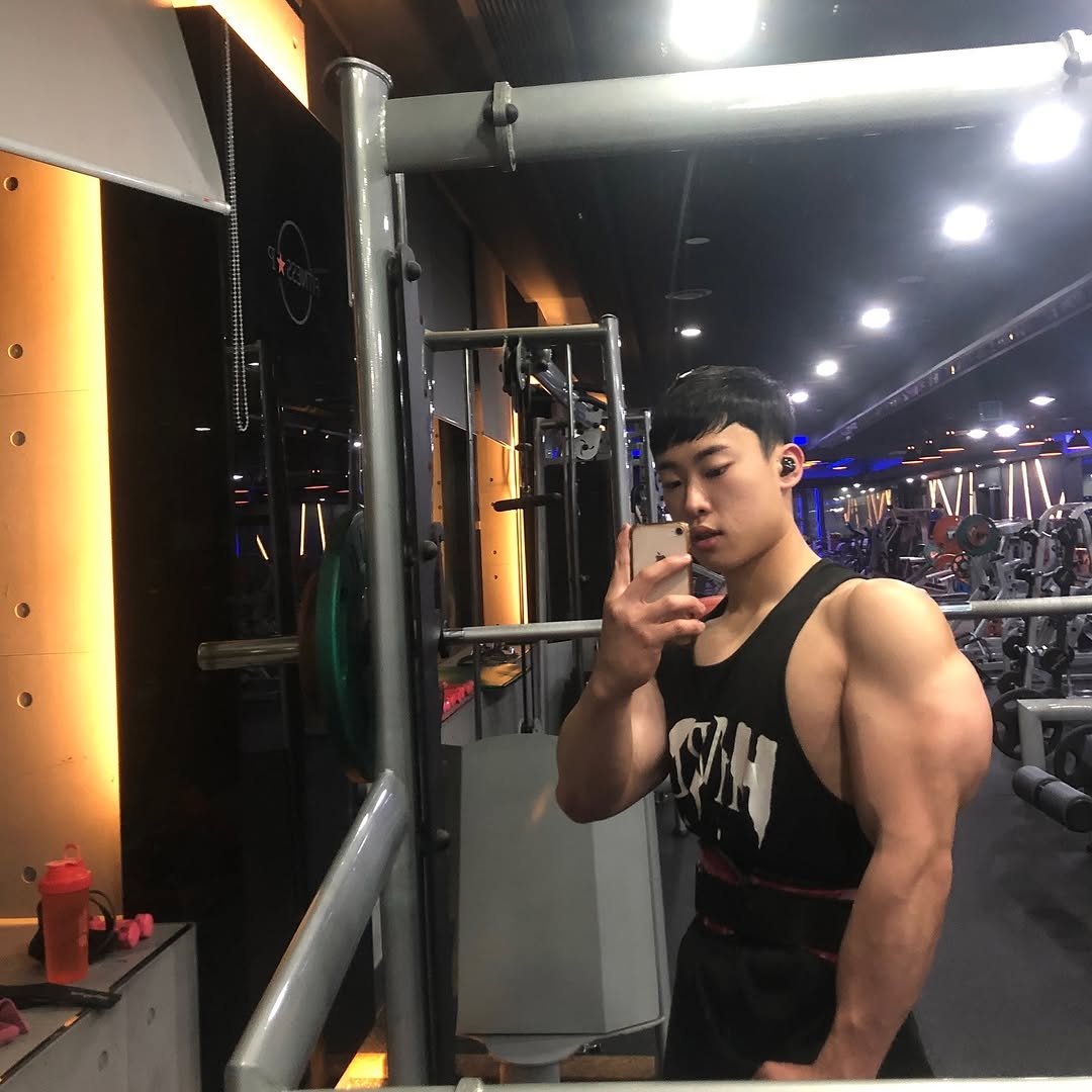 Photo by 군군이 on September 26, 2025. May be an image of 1 person, biceps, body building, barbell and text.