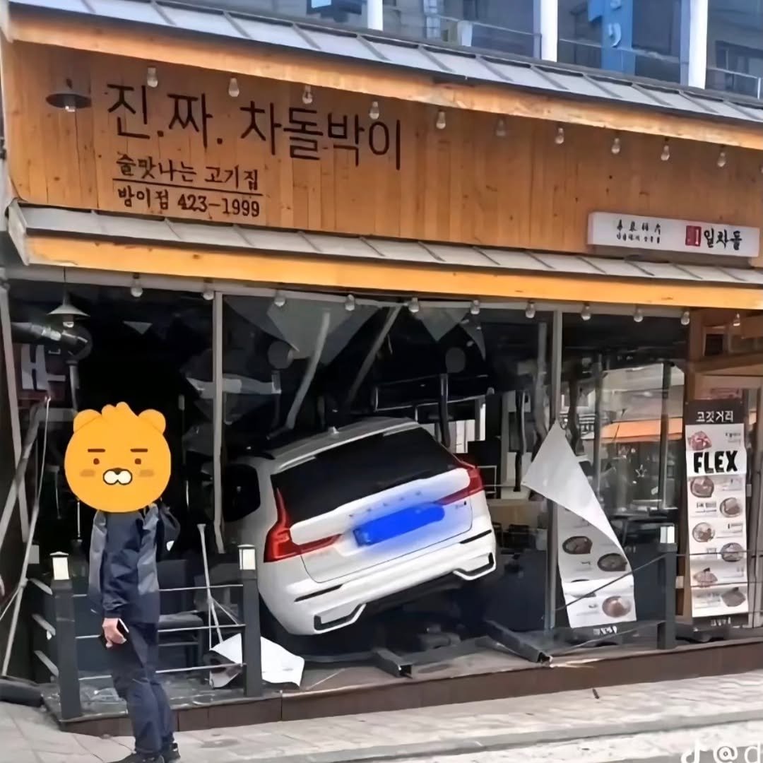 Photo by 군군이 on April 24, 2026. May be an image of ‎car, tire, signboard and ‎text that says '‎슬맛나는 솔깃나는고기권 맛나는고기집 고기집 밤이펌 423-1999 二天日市 i.++۰۰ 대용에에 11 일차동 고깃거리 FLEX I HD ሞዓ 0من‎'‎‎.