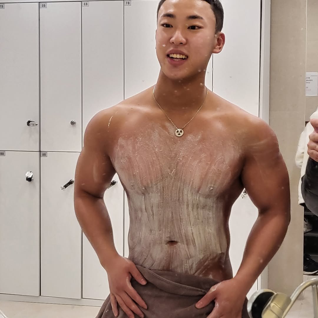 Photo by 군군이 on September 19, 2025. May be an image of 2 people, biceps, shower and text.