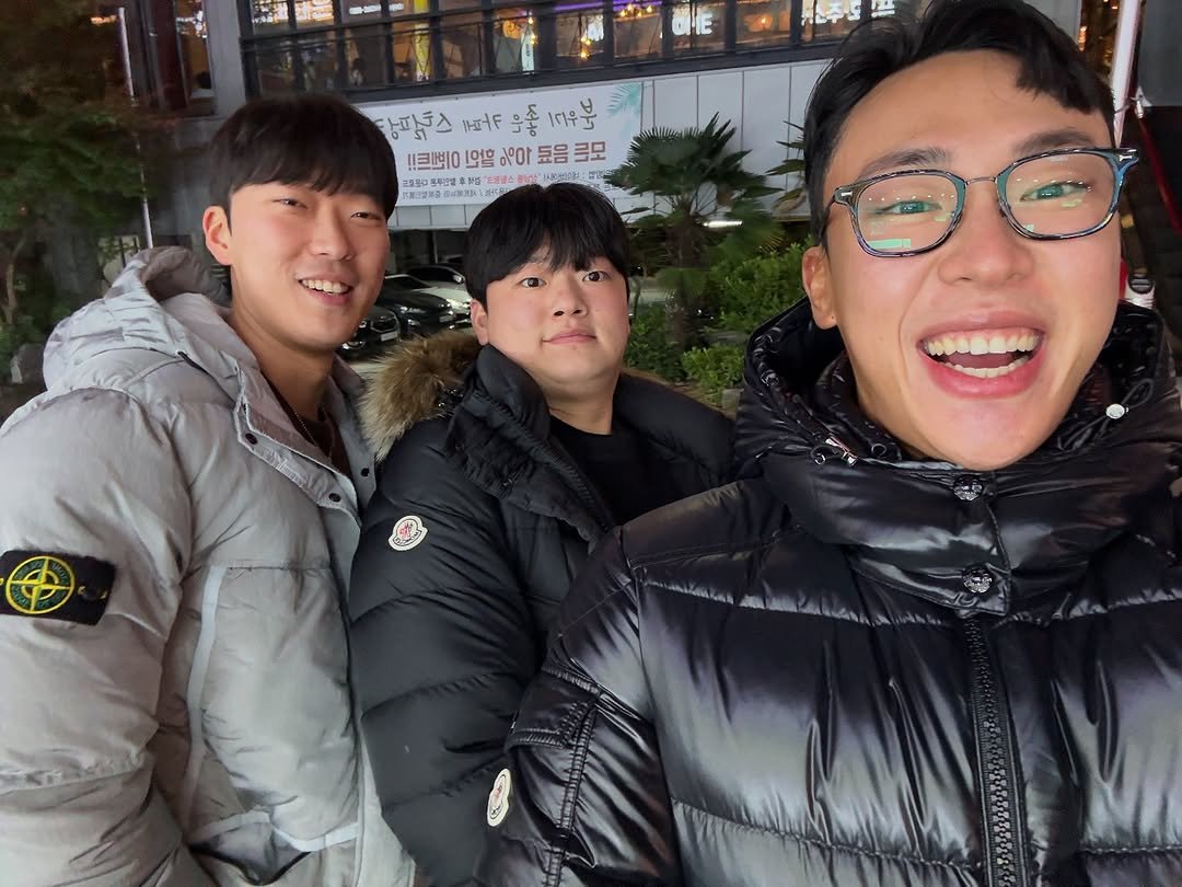 Photo shared by 군군이 on December 13, 2024 tagging @woo.taaak, and @leeehdduq.