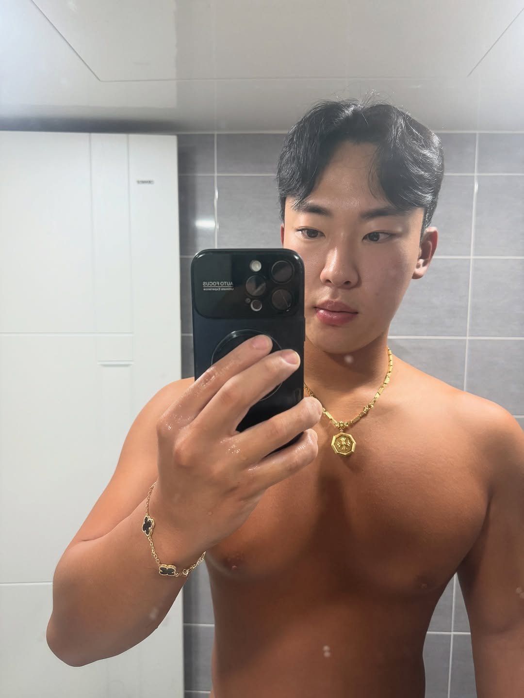 Photo by 군군이 on June 12, 2025. May be a selfie of one or more people, biceps and text.