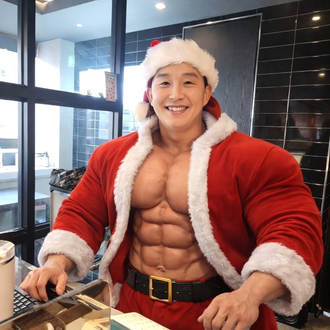 Photo by 고대열🦝｜여의도PT on December 24, 2025. May be an image of one or more people, biceps, people bodybuilding and text.