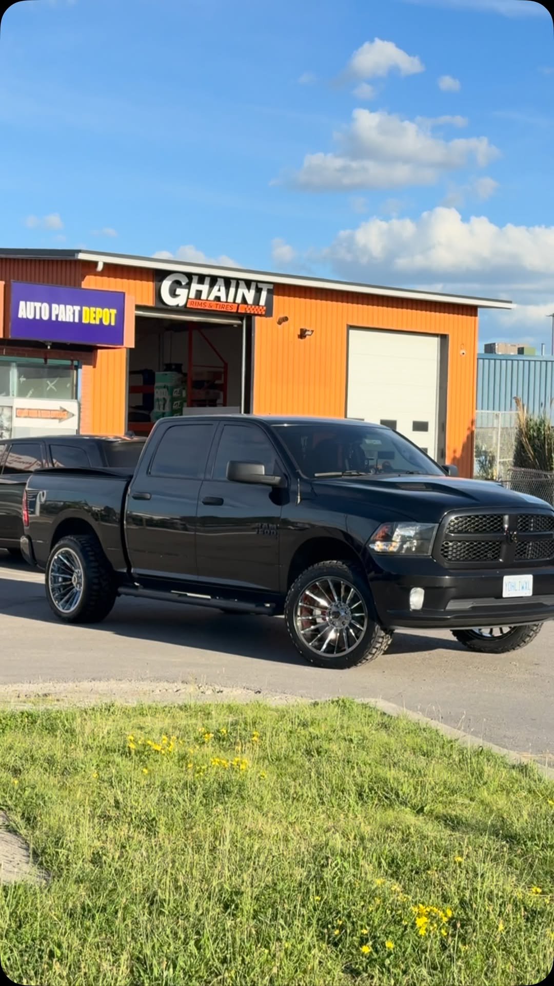 ghaintrims 게시물 이미지: 22 Inch Rims and Tires Done on Ram 1500 ✅
-...