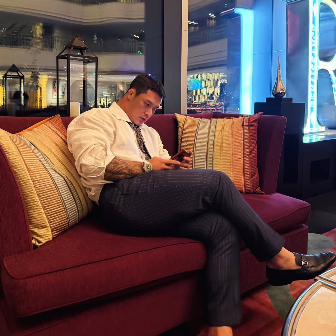 Photo by 황 형 구 on March 21, 2026. May be an image of one or more people, wingtip shoes, wrist watch, dinner jacket, suit, blazer and text.