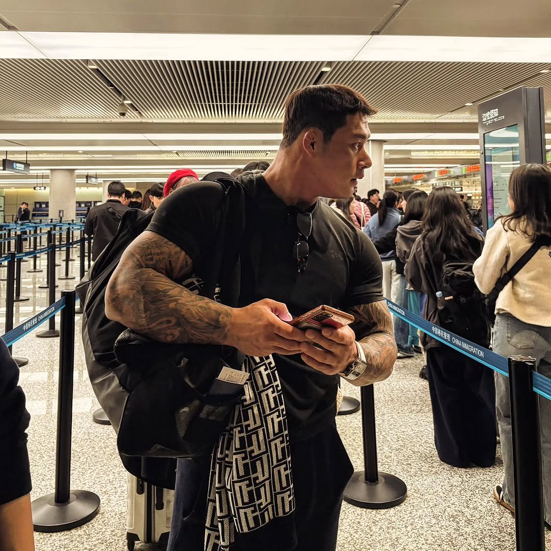 Photo by 황 형 구 on March 23, 2026. May be an image of one or more people, luggage, terminal and text.