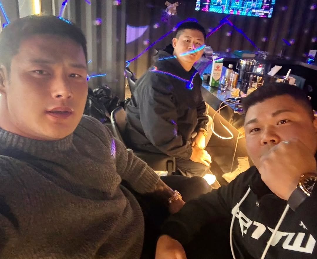 Photo by 황 형 구 on March 20, 2026. May be a selfie of ‎one or more people, night and ‎text that says '‎- D شمم‎'‎‎.