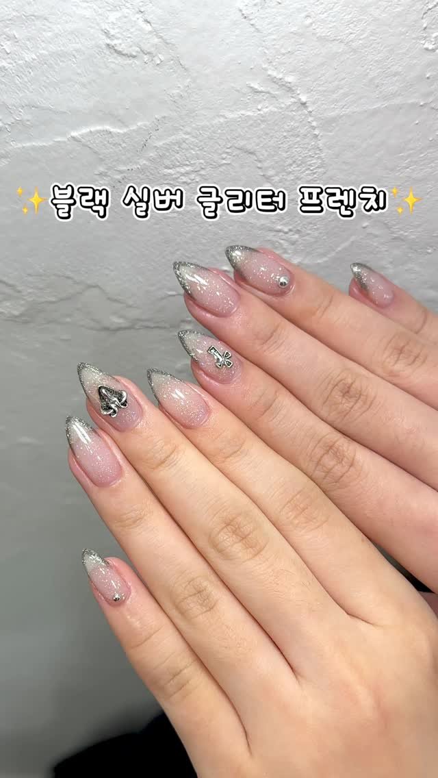 gieok_nail 게시물 이미지: 은은하게 반짝임🖤💫🖤✨

ᴳᴵᴱᴼᴷ ᴺᴬᴵᴸ 

⠀
⠀
📍
⠀

#기억네일...