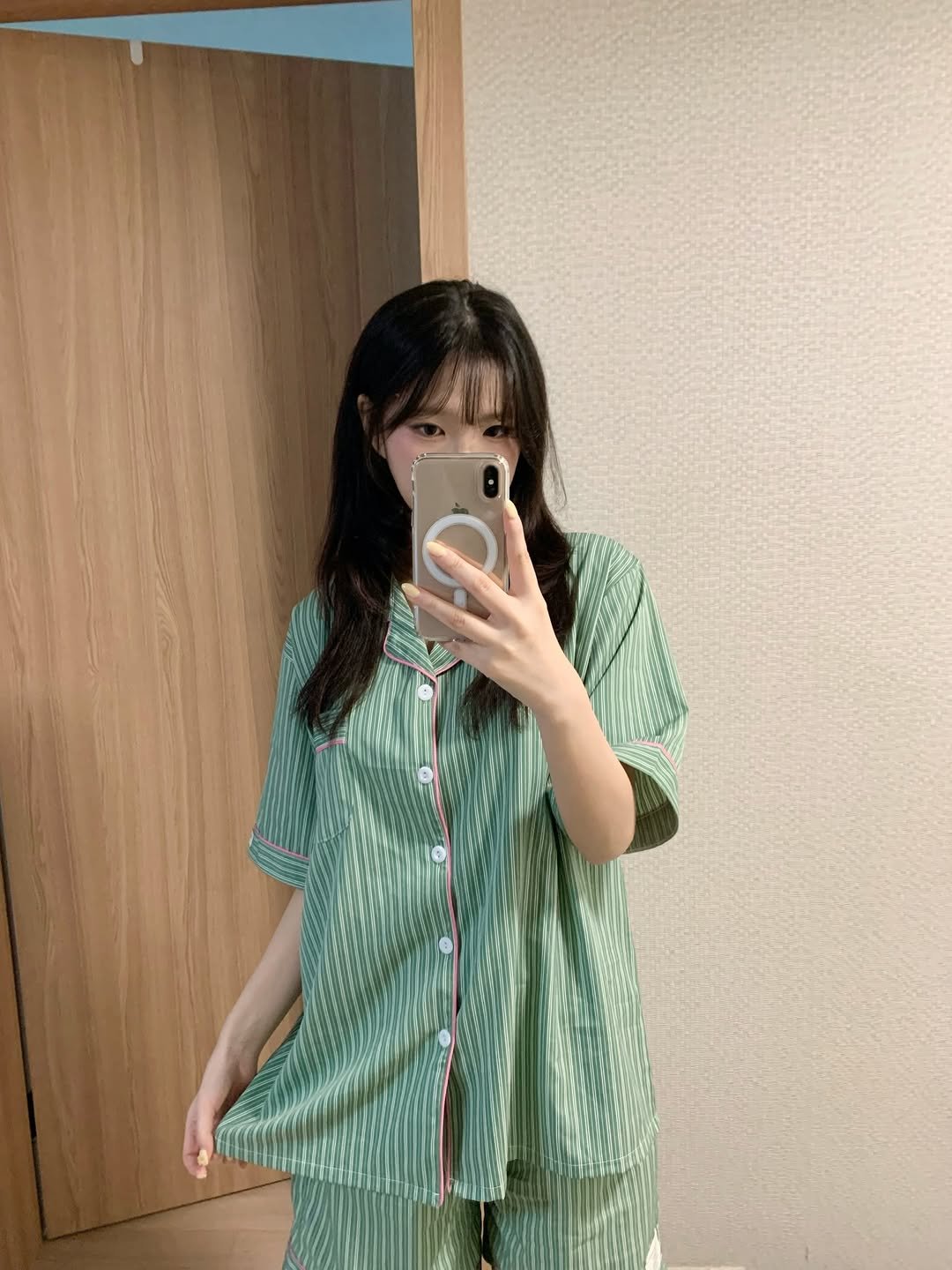 Photo by 기밍끄  | 뷰티 • 일상 on March 24, 2026. May be an image of sleepwear, bath robe, robe and text.