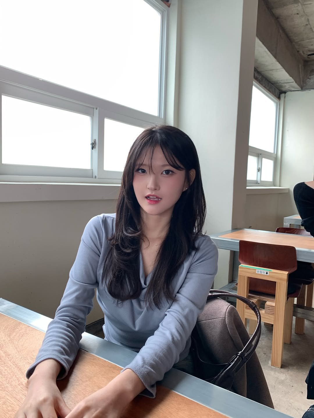 Photo by 기밍끄  | 뷰티 • 일상 on March 25, 2026. May be an image of one or more people, hair, top and text.