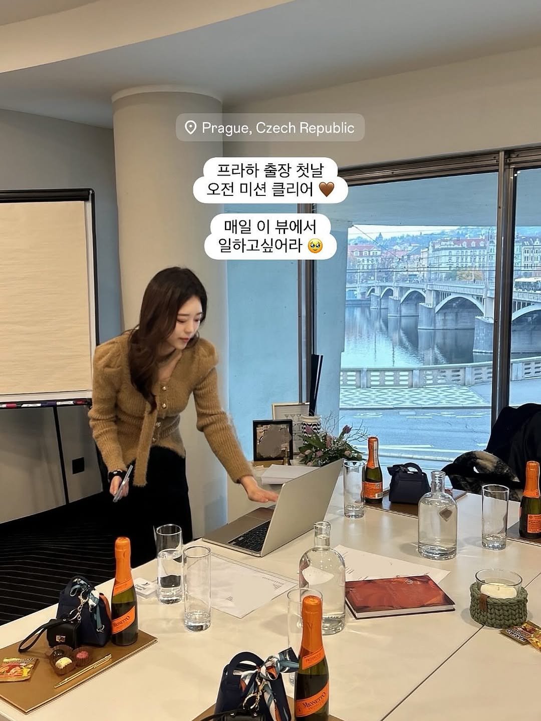 Photo by 지나쌤 | Gina on November 18, 2025. May be an image of ‎studying, bureau, suit, office and ‎text that says '‎Prague, Prague,CzechRepublic Czech Republic 프라하 출장 첫날 오전 미션 미션클리어 클리어 매일 이 뷰에서 일하고싶어라 غی គ 20 三三‎'‎‎.