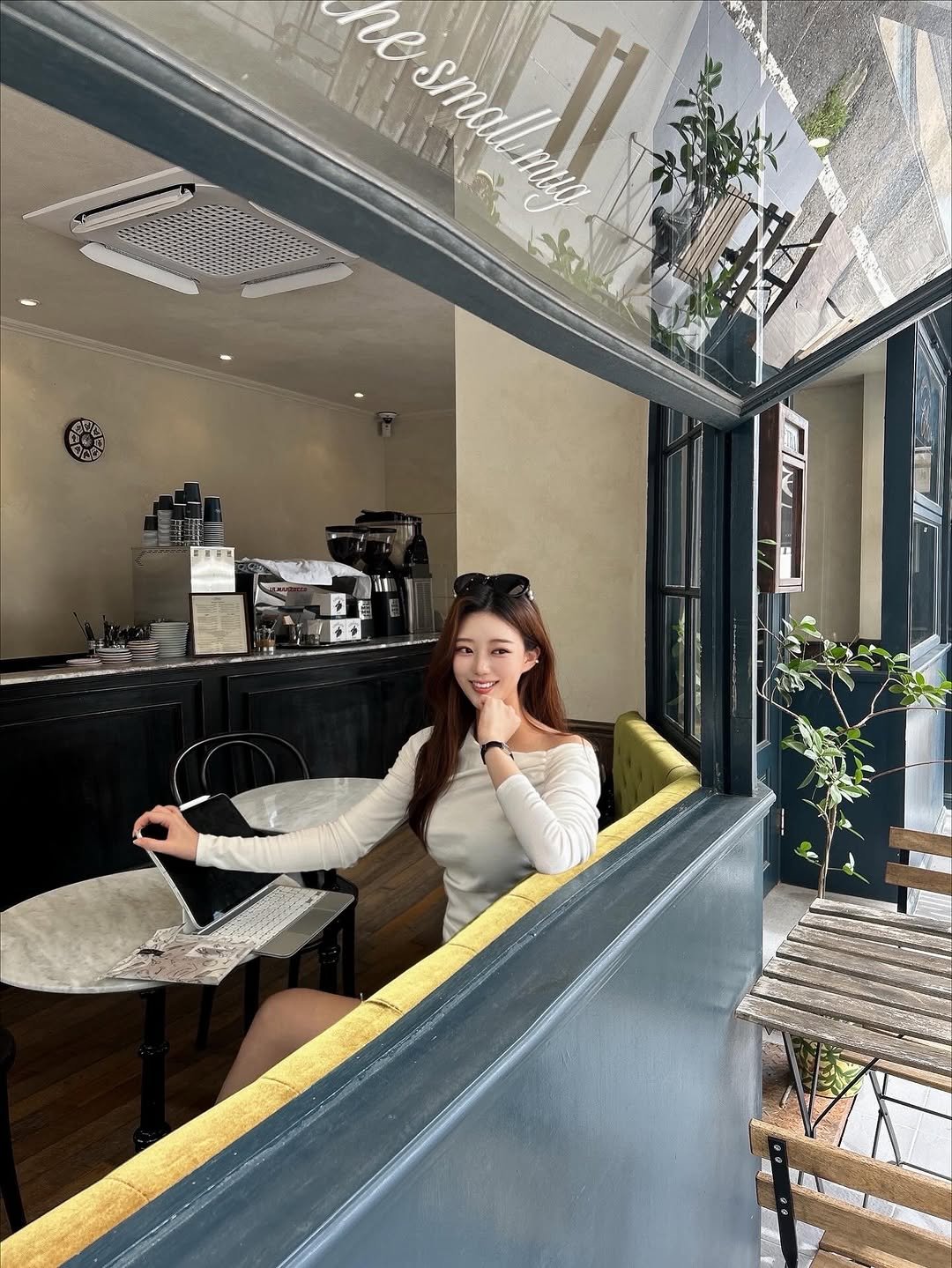 Photo by 지나쌤 | Gina on September 23, 2025. May be an image of 1 person, cornflower, indoors and text.