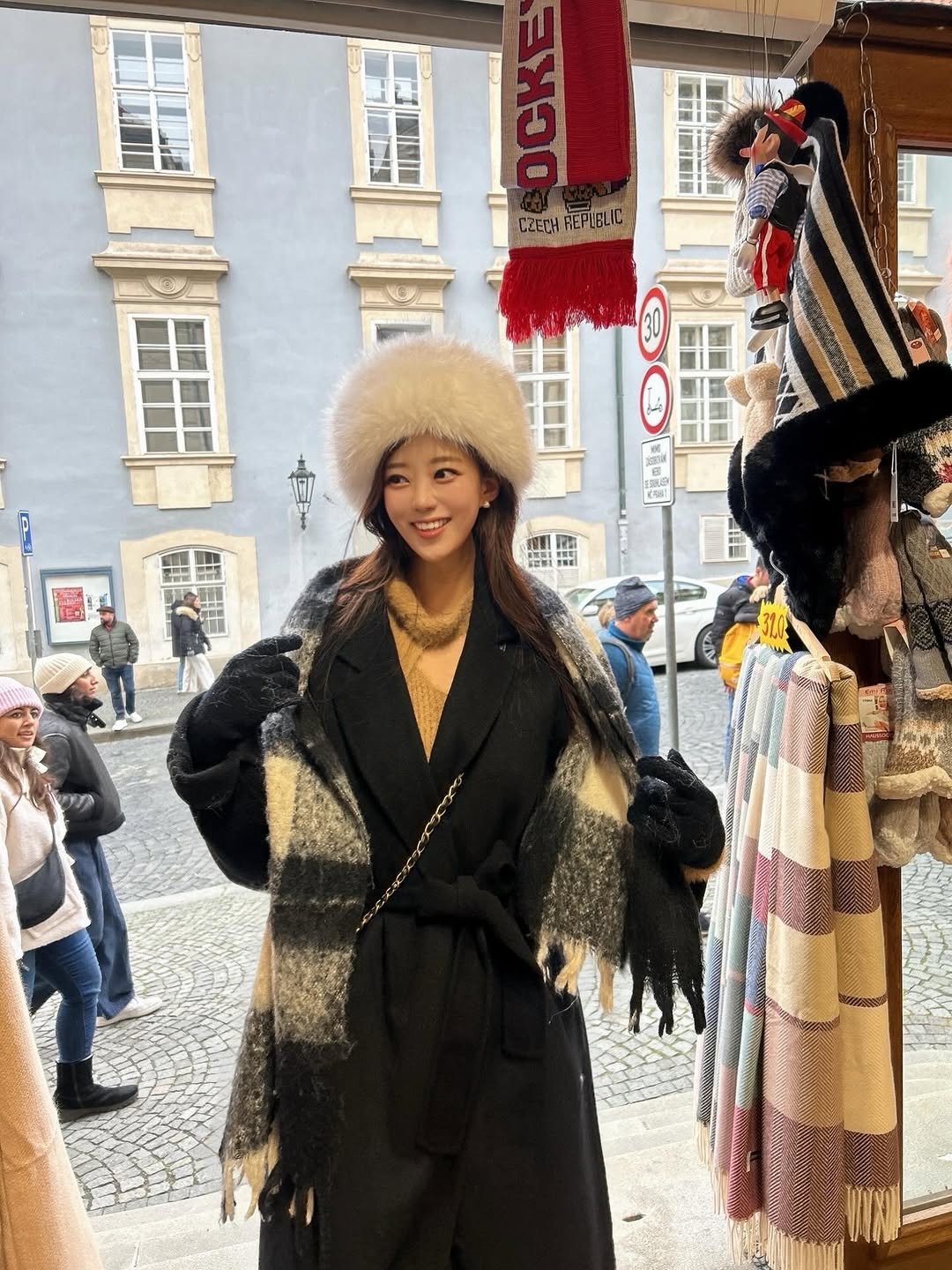 Photo by 지나쌤 | Gina on December 21, 2025. May be an image of overcoat, duffle coat, scarf, sable coat, turtleneck, parka, beret, hat shop and text.