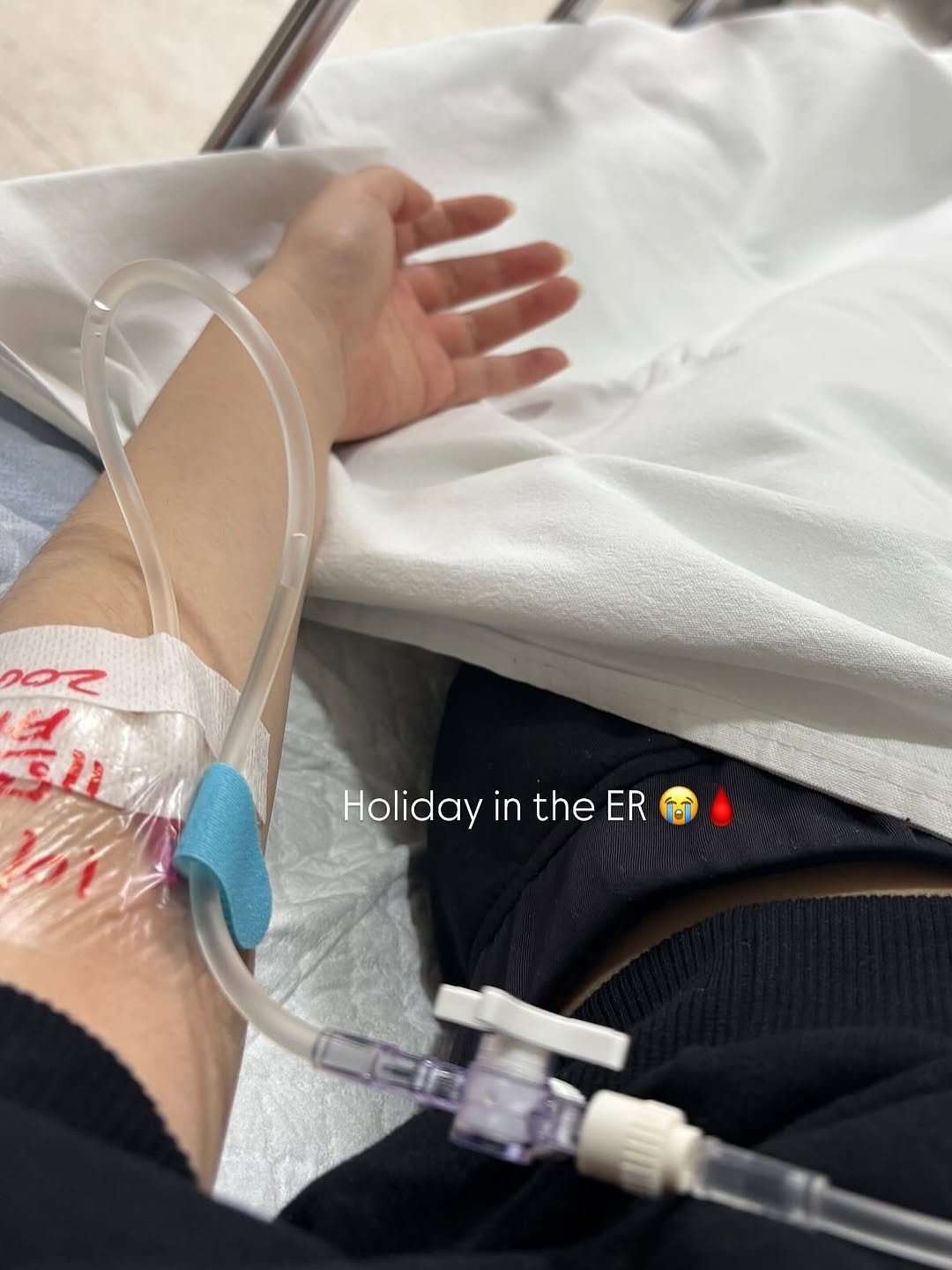 Photo by 지나쌤 | Gina on October 06, 2025. May be an image of 1 person, hospital and text that says '02 く Holiday in the HolidayintheER ER CErl'.