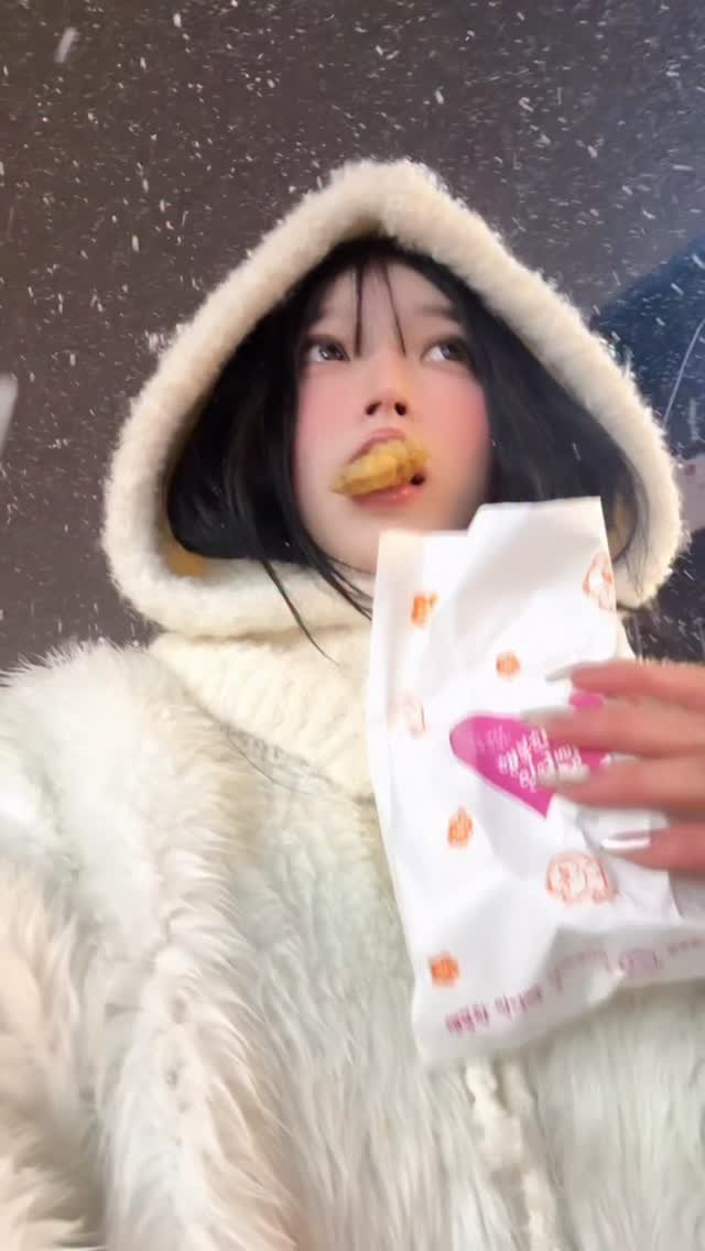 gini_s2_ 게시물 이미지: 눈 맞으면서 붕어빵 먹기 ☃️