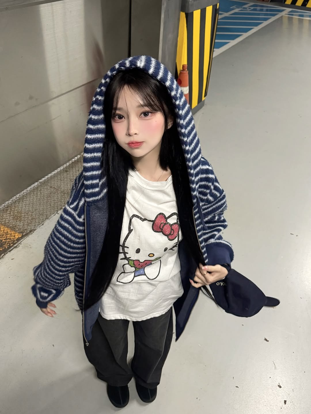 Photo by 오 지은 on October 24, 2025. May be an image of duffle coat, bath robe, raincoat, parka, sweatshirt, cloak and text.