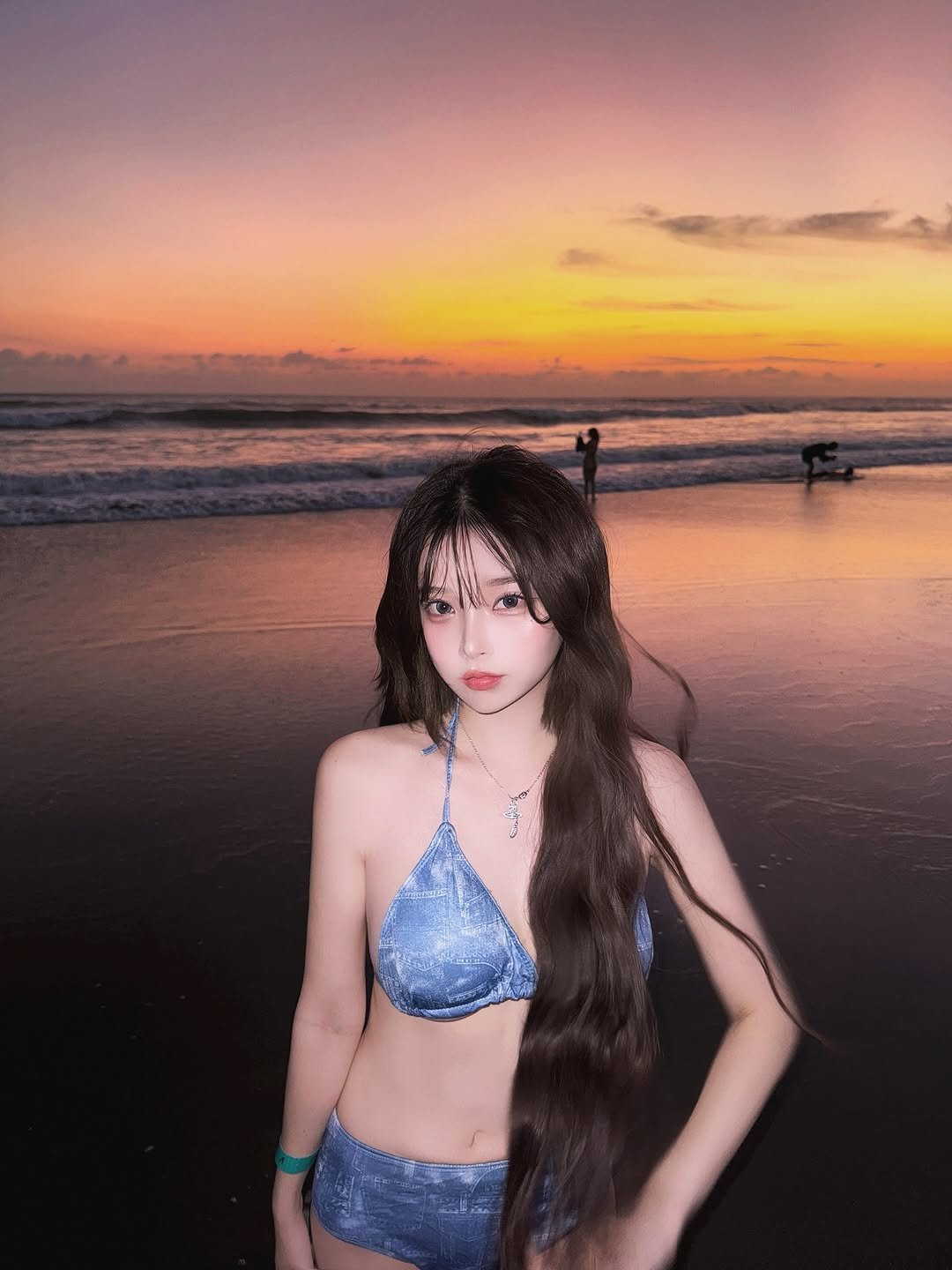 Photo shared by 오 지은 on September 04, 2025 tagging @m._.celina. May be an image of 1 person, hair, beach and text.